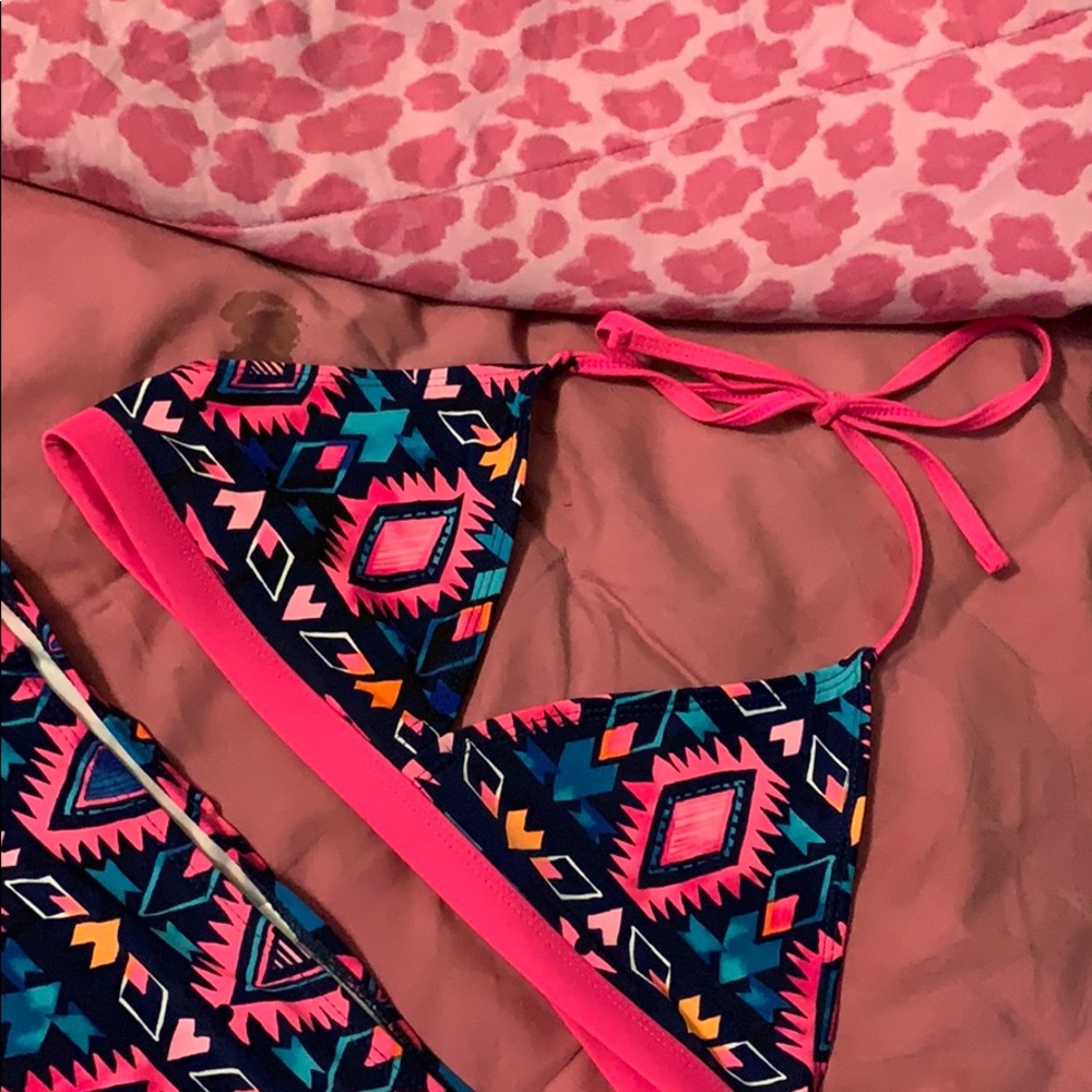 Aztec looking bikini - Picture 2 of 3